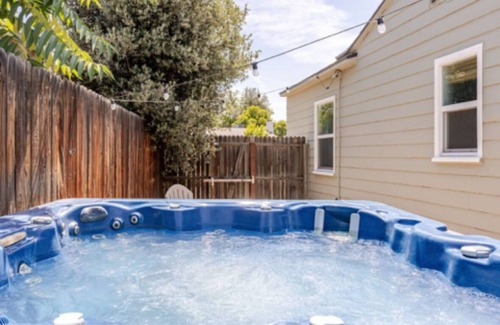 Bakersfield House | 3bedroom house close to several hospitals w/HOT TUB in pleasant La Cresta area.