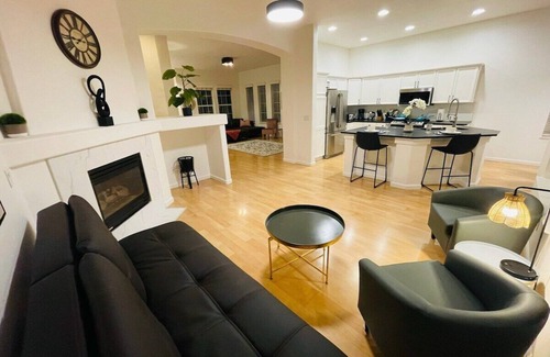 West University House | 3Bedroom/Sleeps12/Pet OK/4TVs