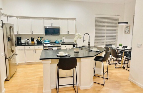 West University House | 3Bedroom/Sleeps12/Pet OK/4TVs