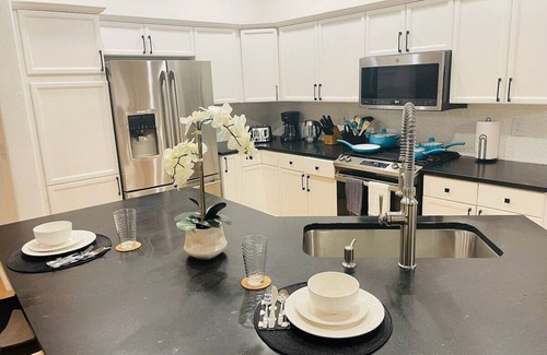 West University House | 3Bedroom/Sleeps12/Pet OK/4TVs