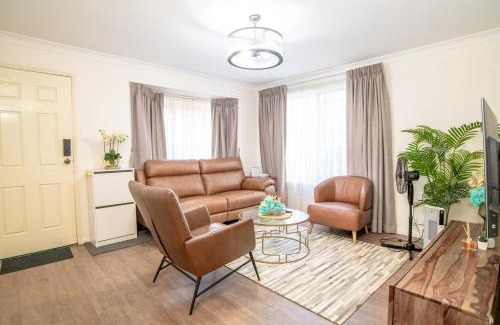 Dundas House | 3bedroom Townhouse at Dundas