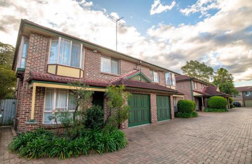 Dundas House | 3bedroom Townhouse at Dundas
