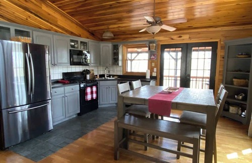 Beattyville Cabin | 3BR 1.5BA w/King Bed/Hot Tub in Heart of RRG!