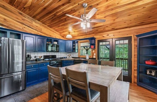 Beattyville Cabin | 3BR 1.5BA w/King Bed/Hot Tub in Heart of RRG!