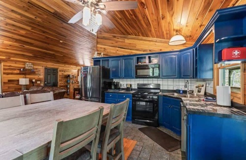 Beattyville Cabin | 3BR 1.5BA w/King Bed/Hot Tub in Heart of RRG!