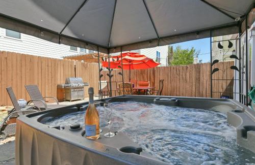 Washington Ave./ Memorial Park Villa | 3BR 2,5BA Holiday Home with Power, Wifi & Hot Tub