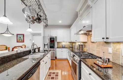 Washington Ave./ Memorial Park Villa | 3BR 2,5BA Holiday Home with Power, Wifi & Hot Tub