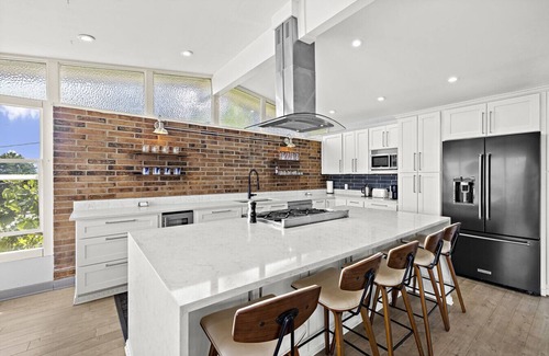 Bryn Mawr-Skyway Apartment | 3BR 2.5BA The Lucille Lake Washington View Retreat