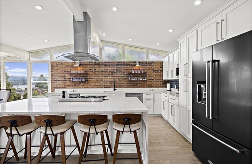 Bryn Mawr-Skyway Apartment | 3BR 2.5BA The Lucille Lake Washington View Retreat