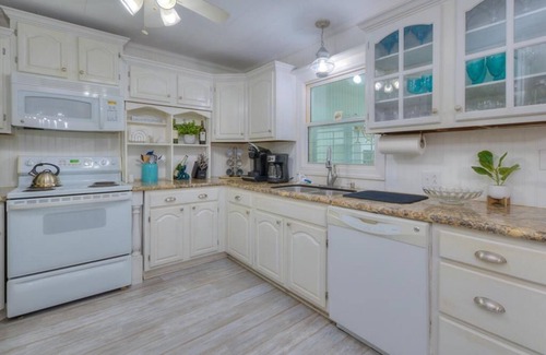 Yaupon Beach House | 3BR/2BA Home - Short Walk to Beach, Rooftop Deck, Dog Friendly, Sleeps 6