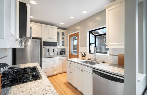 Lower Queen Anne House | 3BR 3BA Kerry Park Retreat in Queen Anne