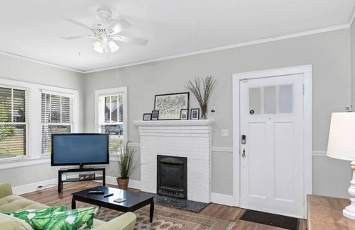 Earlewood House | 3BR Brick Haven | Mins to USC & Riverbanks Zoo