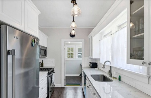 Earlewood House | 3BR Brick Haven | Mins to USC & Riverbanks Zoo