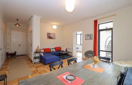 Vera Apartment | 3BR Central and Spacious Apt Vera - by Wehost
