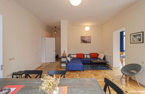 Vera Apartment | 3BR Central and Spacious Apt Vera - by Wehost