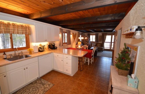 Eidelweiss Village Ski Chalet | 3BR Chalet with Private Beach and Dock, outdoor shower!