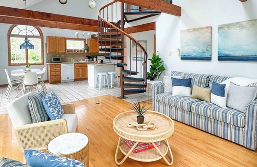 Katama House | 3BR Coastal Retreat in Quiet Edgartown Neighborhood