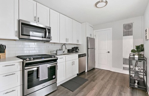 Sheffield and DePaul Apartment | 3BR Completely Set up Apt Close to Shops & Dining!