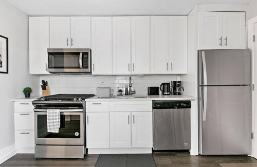 Sheffield and DePaul Apartment | 3BR Completely Set up Apt Close to Shops & Dining!
