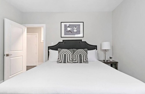 Sheffield and DePaul Apartment | 3BR Completely Set up Apt Close to Shops & Dining!