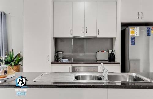 McCracken House | 3BR Contemporary Home with Sea Views