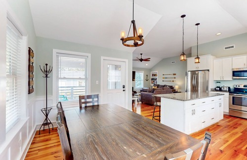 Colington House | 3BR Dog-friendly home near beach w/office, balcony