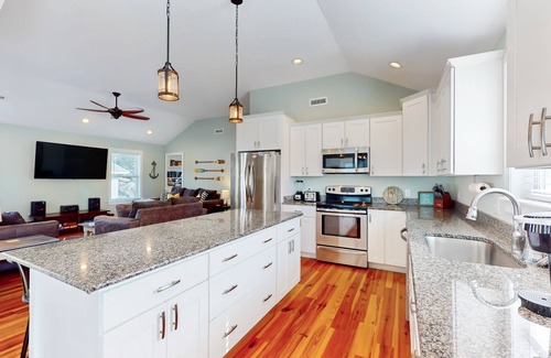 Colington House | 3BR Dog-friendly home near beach w/office, balcony