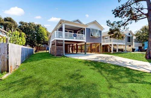 Colington House | 3BR Dog-friendly home near beach w/office, balcony