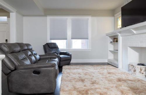 Clayton-Tamm House | 3BR Dogtown Bungalow Office and Bar