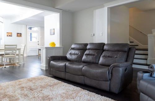 Clayton-Tamm House | 3BR Dogtown Bungalow Office and Bar