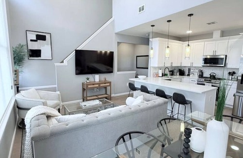 Communipaw House | 3BR Duplex W/Rooftop (NYC Views) & Garage Parking