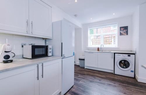Droylsden Apartment | 3BR Fully-equipped House with Free WiFi & Parking