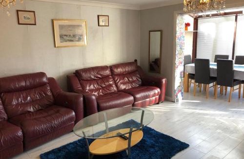 Slough House | 3BR Furnished Property in Slough Fully Furnished Independent House