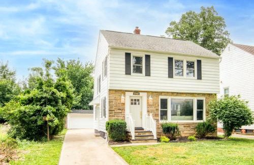 Cleveland House | 3BR Gem w 4-Season Room