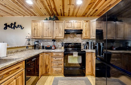 Dellwood Cabin | 3BR Golf Course-Front Cabin with Hot Tub, Game Room and Pool/Lake Access
