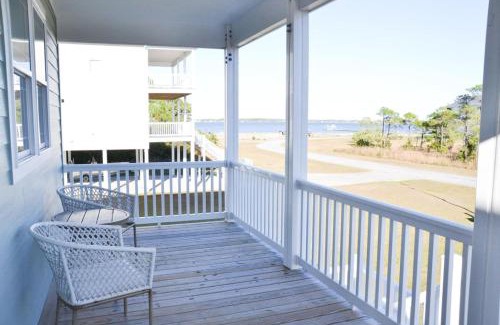 Oak Hammock House | 3BR Harkers Island Dream King bed Sound Views