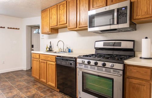 South Side Flats House | 3BR Home | 2-Designated Parking | Up To 10 Guests