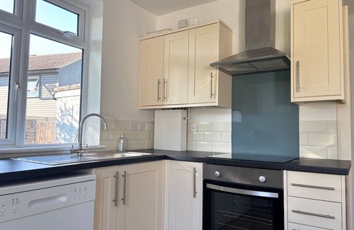 Crawley House | 3BR Home Away From Home Free Parking Near LGW Airport
