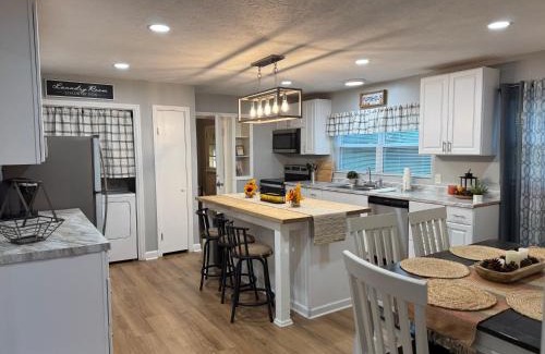 Knoxville Apartment | 3BR Home Near Downtown Knoxville Long-Term OK