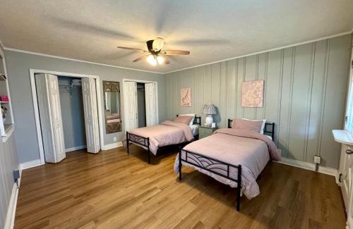 Knoxville Apartment | 3BR Home Near Downtown Knoxville Long-Term OK