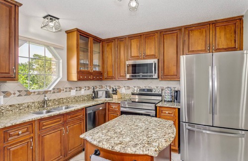 Ono Island House | 3BR Home |Private Screened Pool, Sunroom & Matured Landscaping |Quiet Neighborhood |Close to Beaches