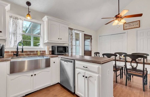 Spring Hill House | 3BR Home · Safe & Quiet Block · Private backyard