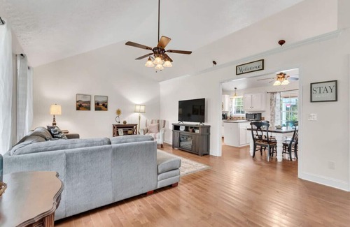 Spring Hill House | 3BR Home · Safe & Quiet Block · Private backyard