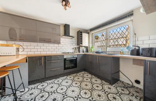 New Forest District House | 3BR Home with Hot Tub and Garden