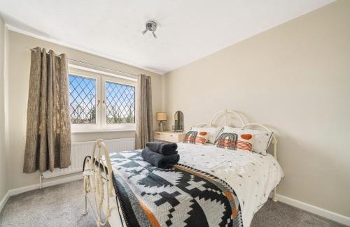 New Forest District House | 3BR Home with Hot Tub and Garden
