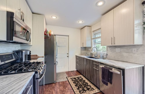 Lake Zurich House | 3BR House w/Pickleball, Game Room, Foosball, Arcade, Darts & Grill