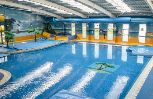 Earls Barton House | 3BR Luxury Stay Near Billing Aquadrome - Elegant 3-Bedrooms One-and-Half Bathrooms Home - Sleeps 8 - Free Parking and Complimentary Access to Billing Aquadrome Holiday Village - 2 nights minimum