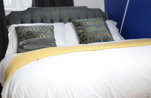 Earls Barton House | 3BR Luxury Stay Near Billing Aquadrome - Elegant 3-Bedrooms One-and-Half Bathrooms Home - Sleeps 8 - Free Parking and Complimentary Access to Billing Aquadrome Holiday Village - 2 nights minimum