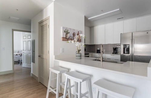 Charlotte Center City Apartment | 3BR Modern Downtown Apartment with Gym & Office