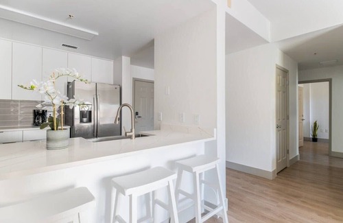 Charlotte Center City Apartment | 3BR Modern Downtown Apartment with Gym & Office